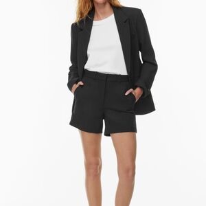 Aritzia Agency Short 5” Mid Thigh Sz 2 EXCELLENT